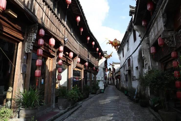 云南镇雄山体滑坡救援:难度大,现场发生二次垮塌